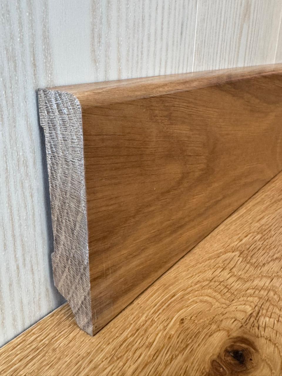 Плинтус Дуб массив под лаком полуматовый 90х20 мм